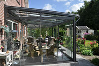 Wintergarten mit großen Fenstern…